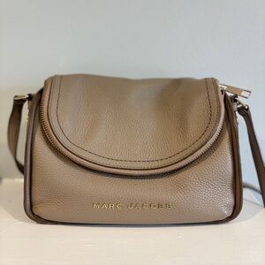 Marc Jacobs The Groove Leather Mini Messenger Bag in Greige